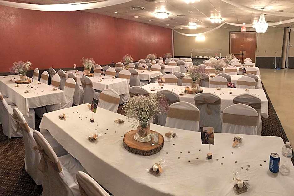 Ramada by Wyndham Albert Lea