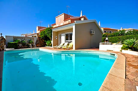 Stylish and well-equipped, private pool, close to amenities, free AC Wifi