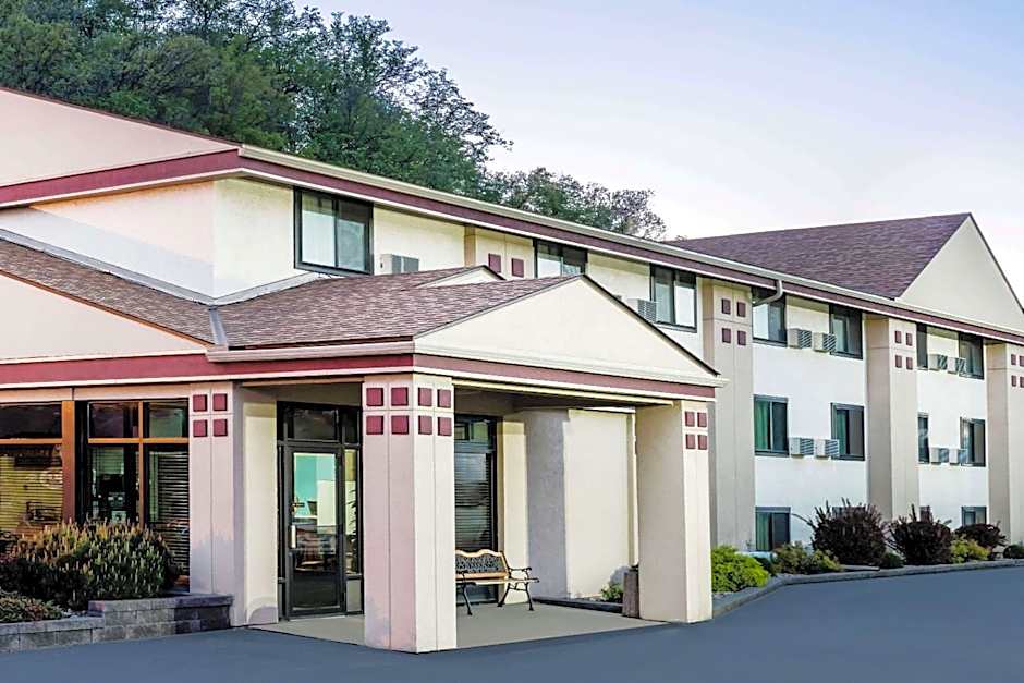 Super 8 by Wyndham Mankato