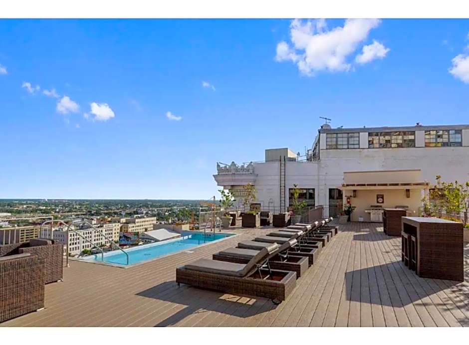 Amazing Condos Beautiful View 2 Blocks To French Quarter, Small Rooftop Pool, Gym, Seanger Theater, Super Dome, And Bourbon St