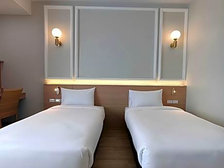 Mayflower Grande Suite Hotel