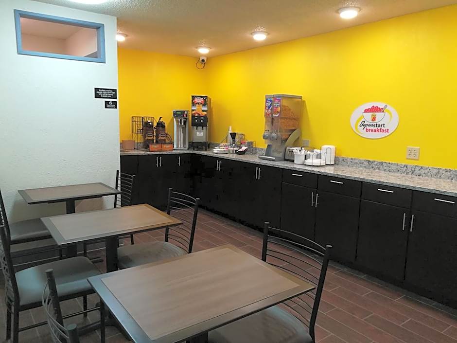 Super 8 by Wyndham Keokuk