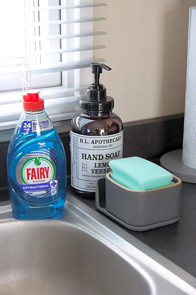 Chic, spacious & fun coastal retreat - family friendly - 3 min walk to beach