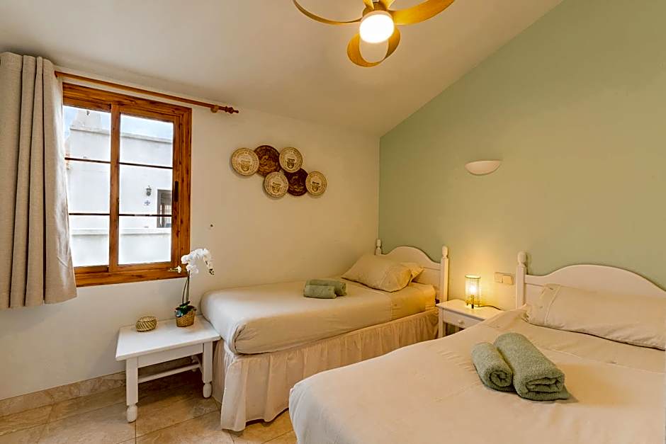 Beautiful 4 bedroom house with phenomenal golf and mountain views