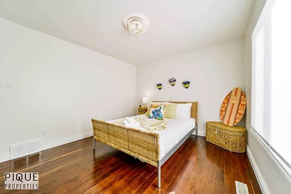 Tropical Oasis - King Beds - Free Netflix & Parking - Fast Wi-Fi
