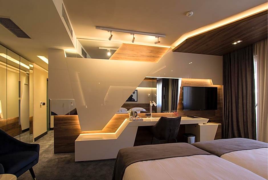 BOUTIQUE 25h by Eva stay 018