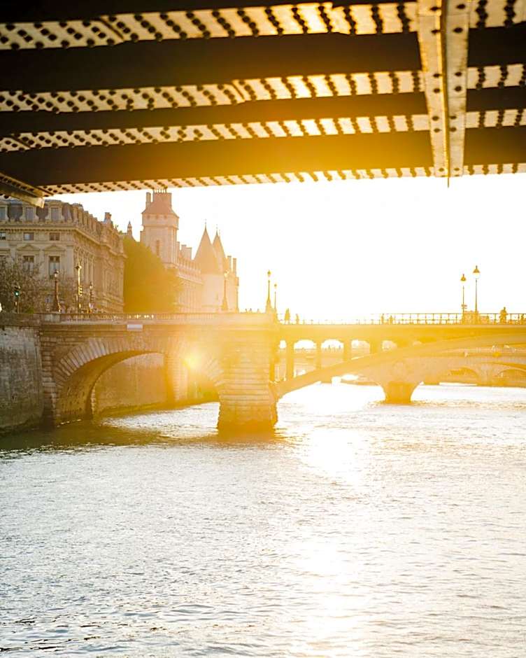 Le VIP Paris - Yacht Hotel