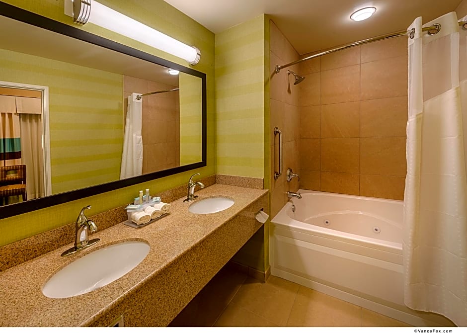 Holiday Inn Express & Suites / Red Bluff - South Redding Area