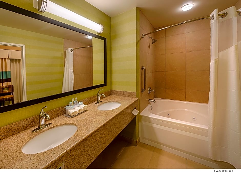 Holiday Inn Express & Suites / Red Bluff - South Redding Area, an IHG Hotel