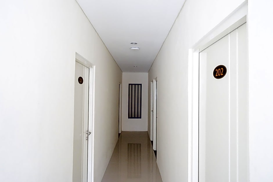 RedDoorz Plus near Pasar Gede Solo