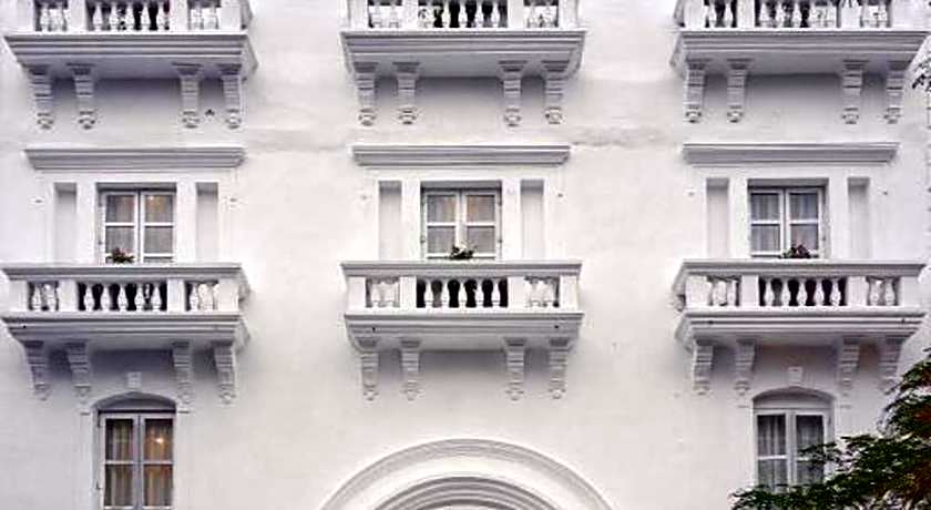 Manoir Des Arts Hotel