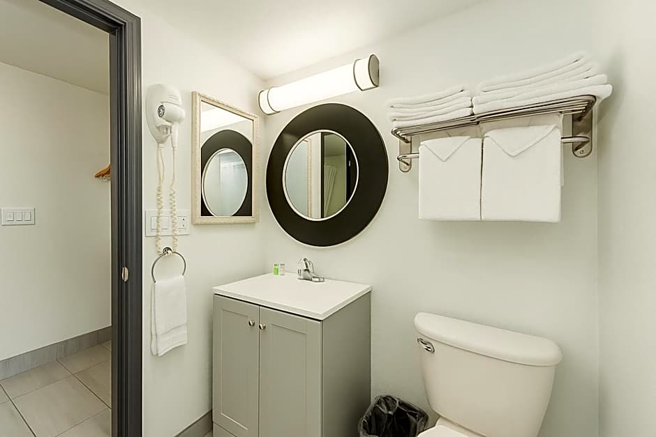 Oyster Bay Inn & Suites