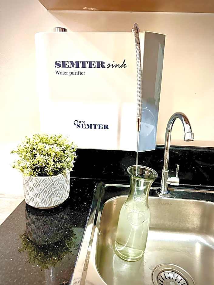 Luxury Condo with balcony on amenity floor, easy access to pool, Sky Garden, Working Lounge and Gym in Makati 7F