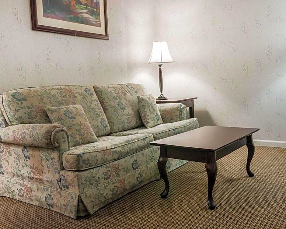 Econo Lodge & Suites