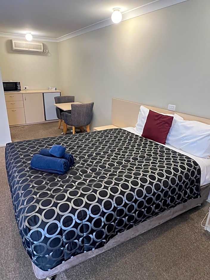 OVERLANDER MOTOR LODGE