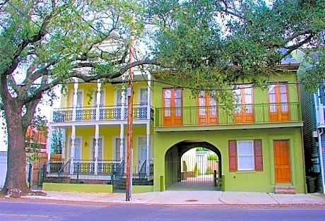 Prytania Oaks Hotel