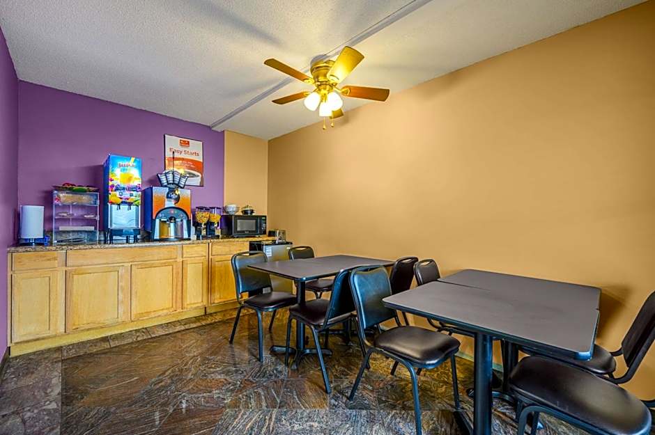 Econo Lodge Decatur Hotel