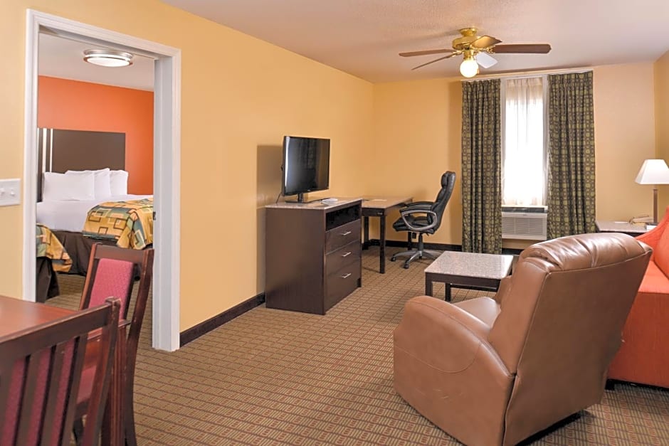 Douglas Inn & Suites Cleveland