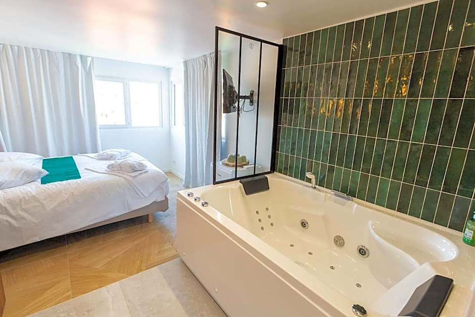 Love Room du Mont d'Or - Baignoire SPA - Minibar offert