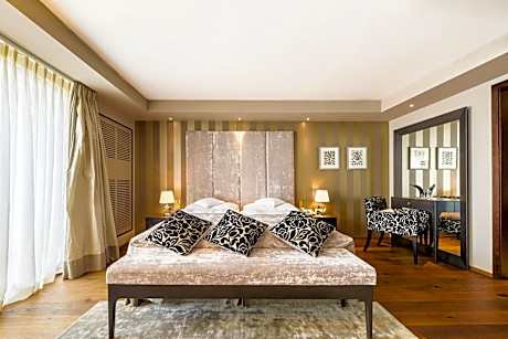 Junior Suite with Lake View