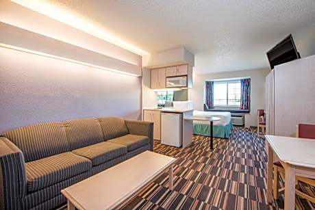 Queen Studio Suite - Non-Smoking