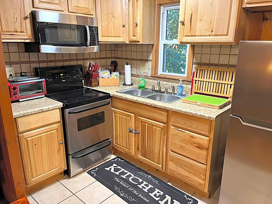 Cozy Cabin Pet Friendly ADA Compatible