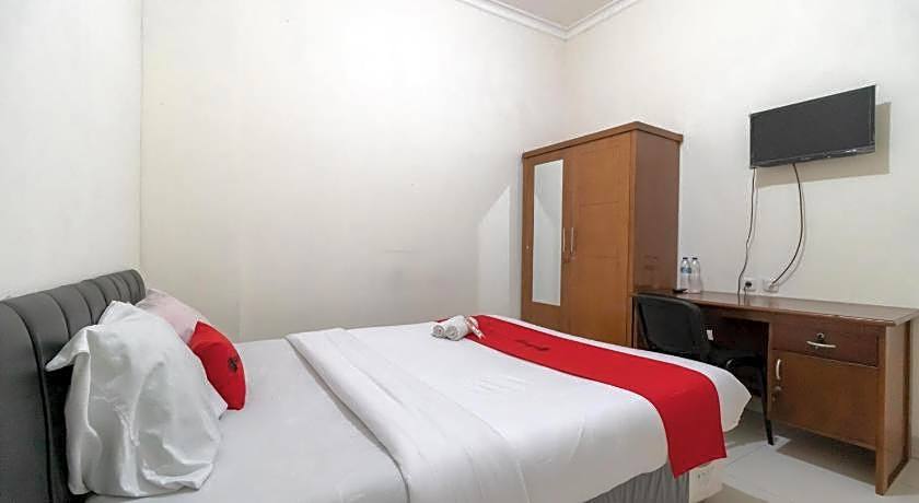 RedDoorz near Universitas Esa Unggul Bekasi Harapan Indah