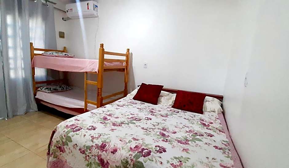 KITNET S2 em TORRES-RS - Na mais bela praia Gaúcha - Cozinha - Banheiro - Ar condicionado - TV smart 32' - Wi-Fi - Estacionamento - Anfitriã Superhost no BnB