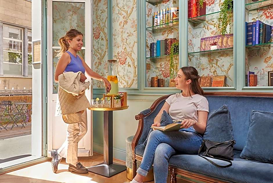 Hotel de Neuve by Happyculture