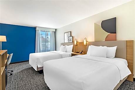 2 Queen Mobilty/Hearing Accessible Ri Shower