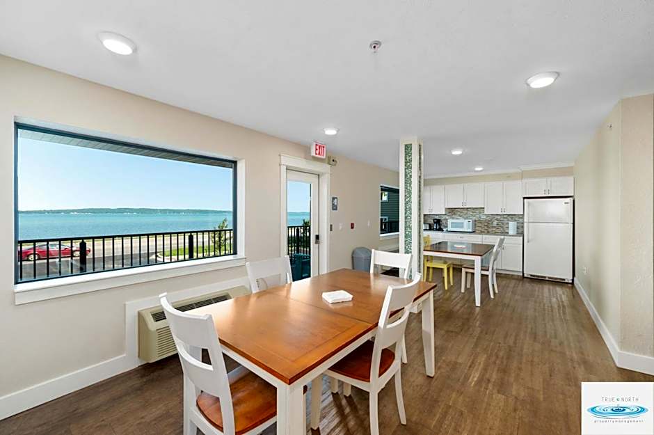 Gold Coast Inn ⁀➷ Breathtaking Sunsets ➠ Standard Lake View Room ➠ 106