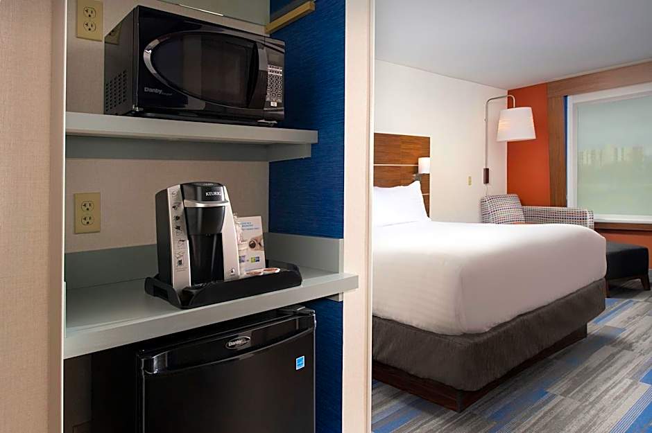 Holiday Inn Express & Suites Altoona By IHG