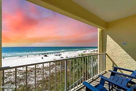 Sandy Bottoms Beachfront Studio On The Sand