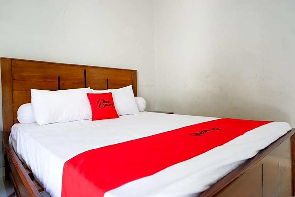 RedDoorz near Mutiara SIS Al Jufrie Airport Palu