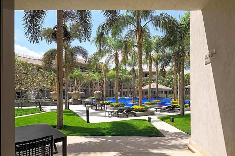 Dusit Thani LakeView Cairo
