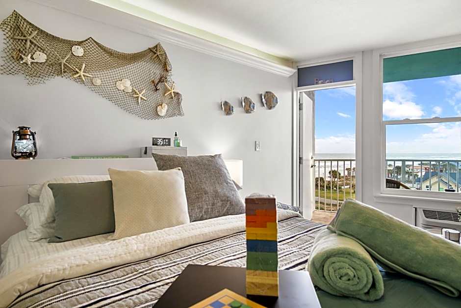 Luxury Beachfront Studio - Private Balcony with Ocean View - Heated Pool - Hot Tub - Tiki Bar - Sauna