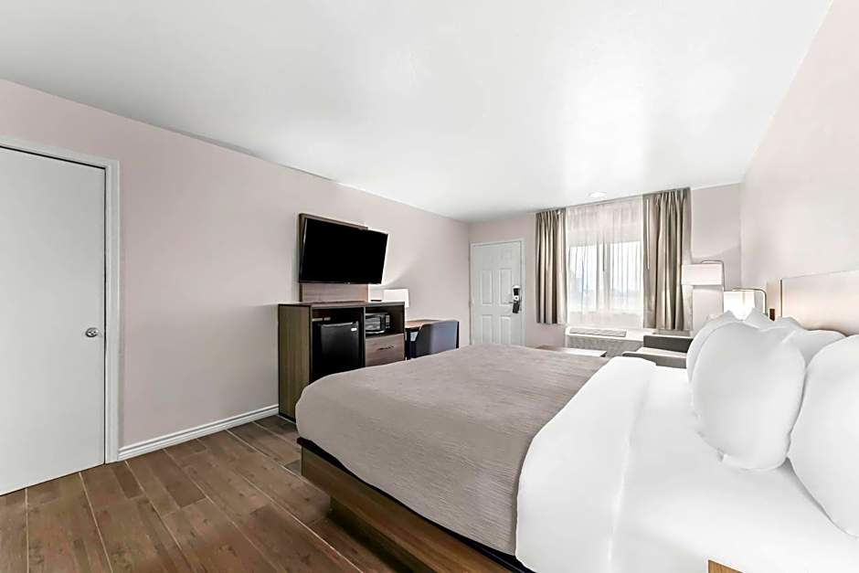 Quality Inn & Suites Port Lavaca near Lighthouse Beach