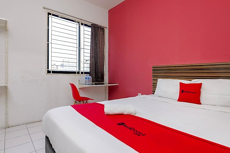 RedDoorz near Seasons City Mall