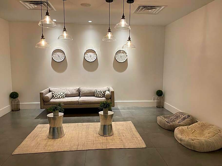 Newly renovated room in cozy hotel near Disney 2