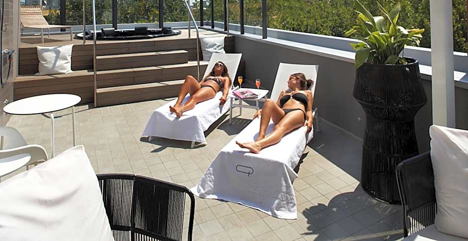 Q Hotel