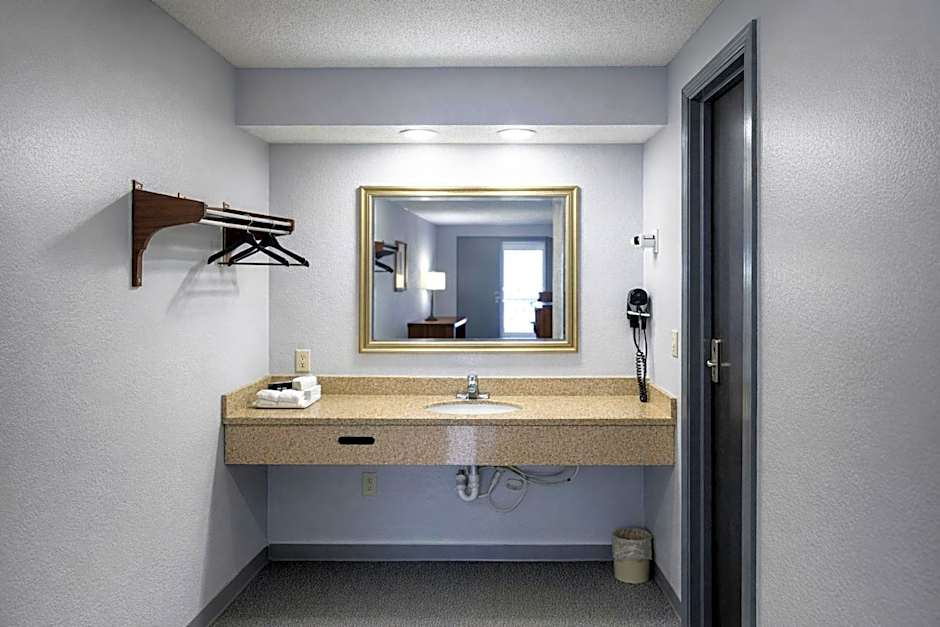 Quarters Inn & Suites