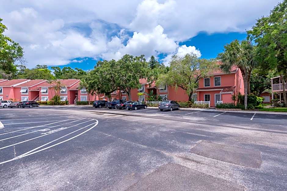 Walk to the Sand, Pool & Hot Tub Waterfront Oasis