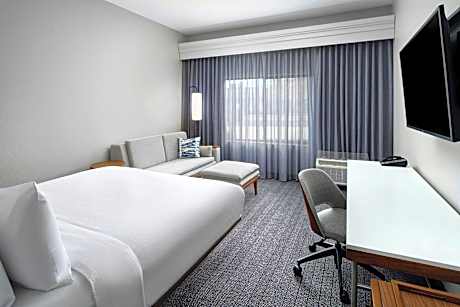 Room, 1 King Bed (Mobility/Hearing Accessible, Tub) (1 King Bed)