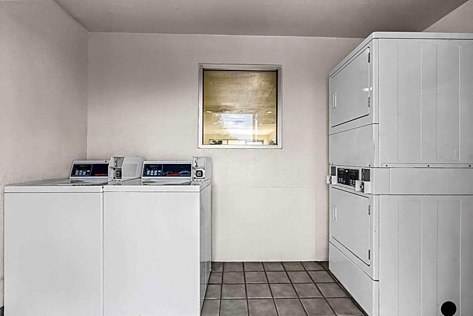 Econo Lodge Stockton near I-5 Fairgrounds