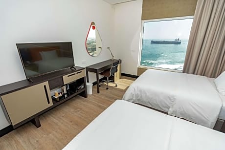 Twin Accessible Room W/ Roll-In Shower Ns