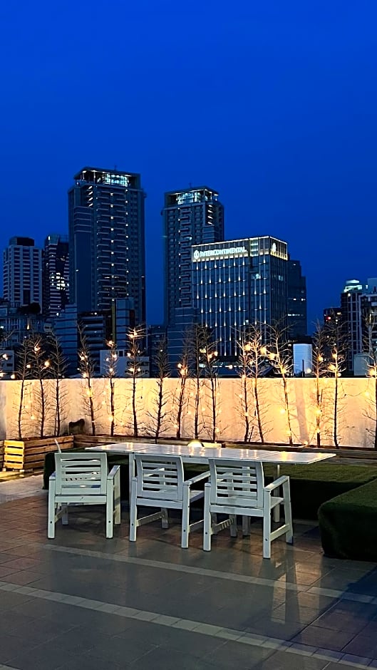 Stray Birds Taichung Hostel