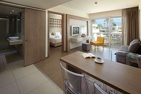 Apartment with Pool View