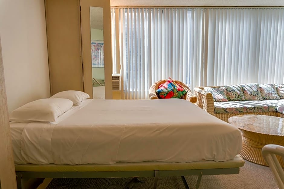 Kuhio Banyan Hotel (with Kitchenettes)