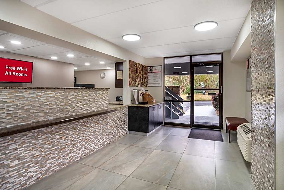 HomeTowne Studios by Red Roof Greenville