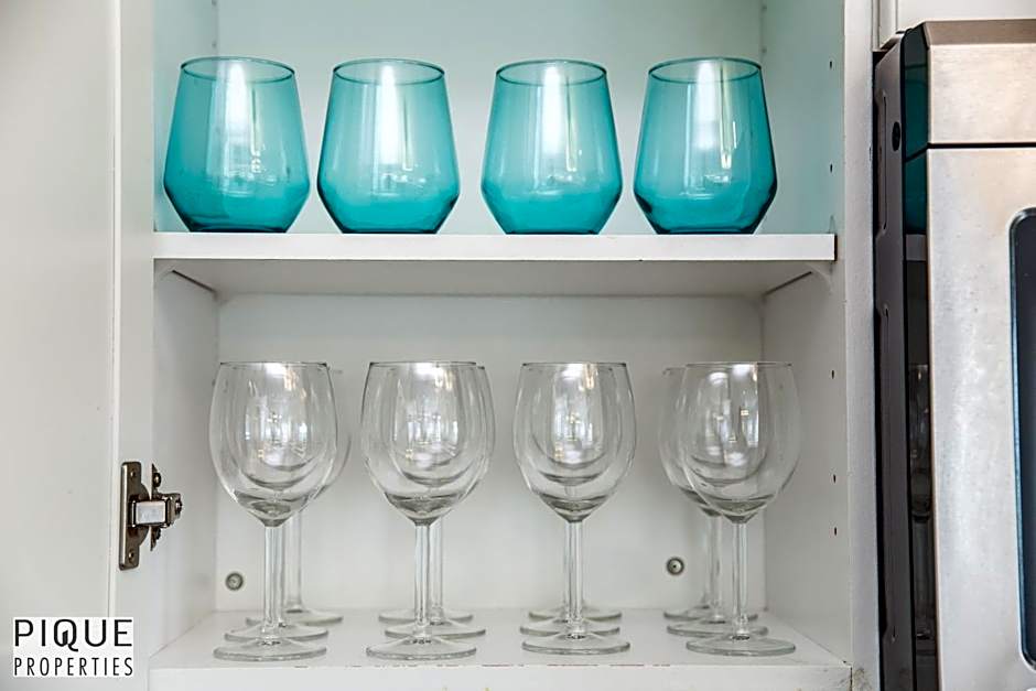 LUXURIOUS 6 Bed Home I Fireplace I near Sports Park I with Double Garage & Fast WiFi!